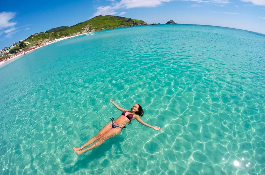 Areia branca e água cristalina: conheça Arraial do Cabo!